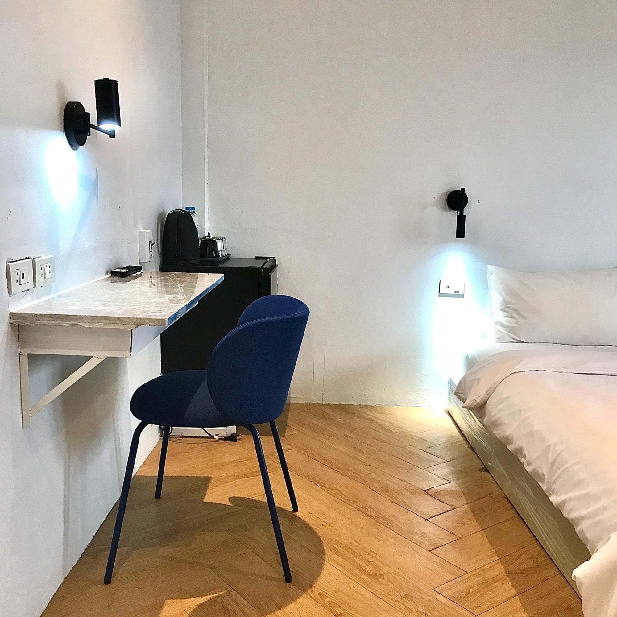 Beige Poshtels + Netflix